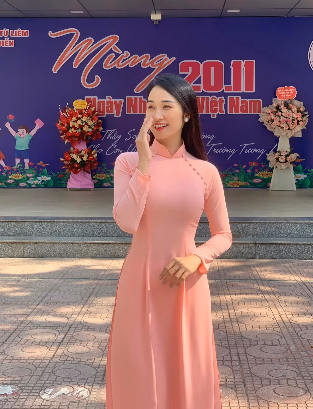 Lưu Thị Phương Thảo được biết đến là bạn gái của cựu tiền đạo U23 Việt Nam Trần Danh Trung. Cô nàng là cô giáo tiểu học hiện đang làm việc tại Hà Nội.