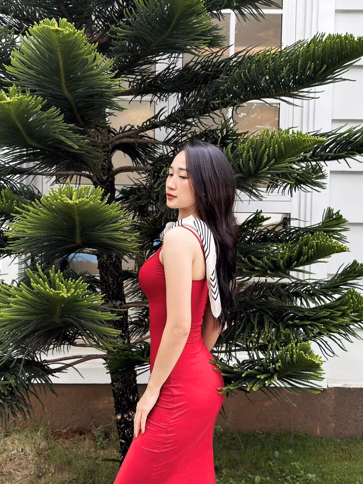 Nhờ lợi thế nhan sắc xinh đẹp cùng body gợi cảm với đường cong S-line hoàn hảo, Phương Thảo được cộng đồng mạng ưu ái gọi với danh xưng "cô giáo tiểu học nóng bỏng nhất Hà thành".