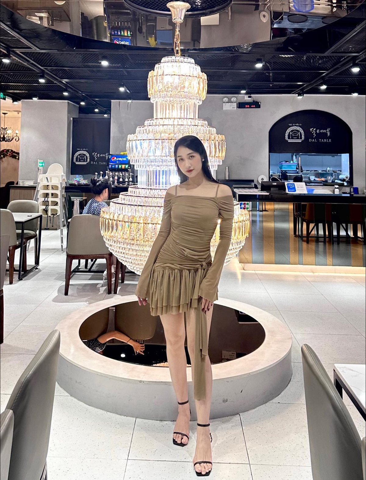 Ngoài giờ làm việc tại trường, cô nàng không ngần ngại diện những bộ đầm gợi cảm để khoe vóc dáng nuột nà của mình.