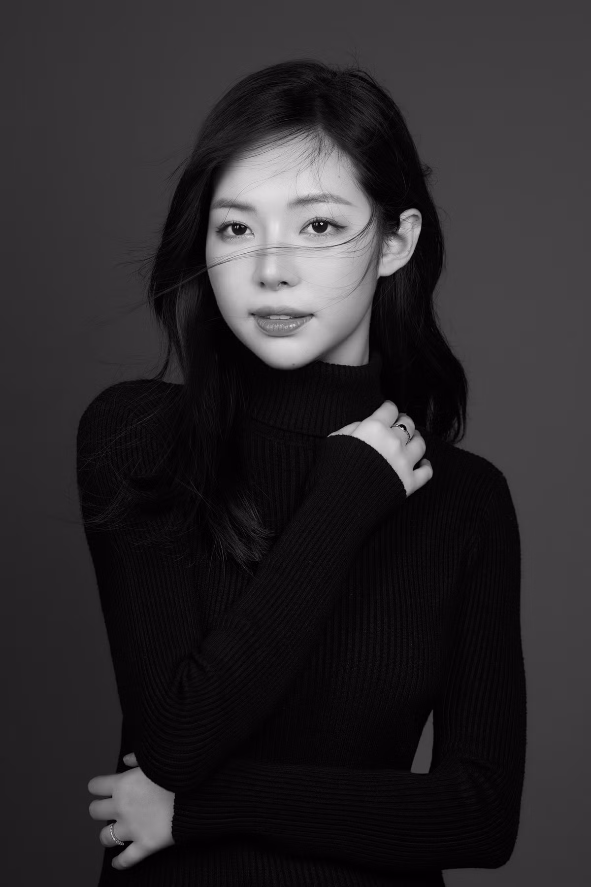 Vợ MC VTV Mạnh Cường đảm nhận vị trí biên tập viên Thời sự của kênh Truyền hình Quốc phòng Việt Nam.