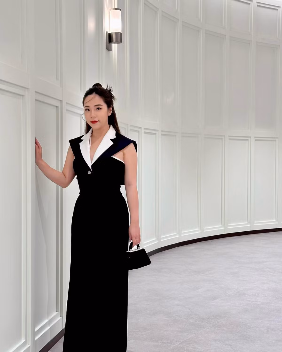 Cô sở hữu nhan sắc ưa nhìn cùng vóc dáng mảnh mai, thon thả.