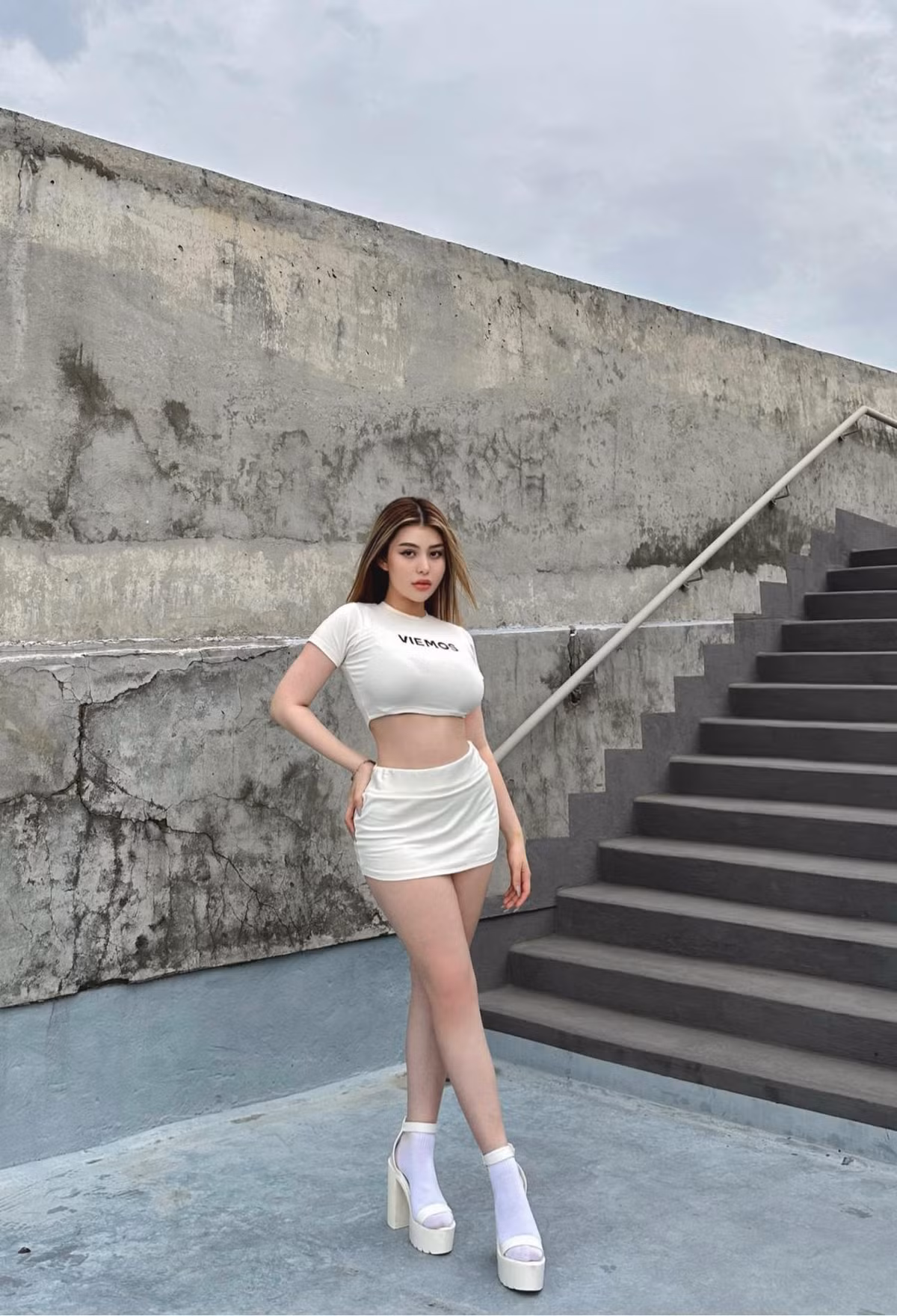 Sở hữu diện mạo nổi bật cùng phong cách ăn mặc quá táo bạo, Suna cũng thường gặp nhiều thị phi.