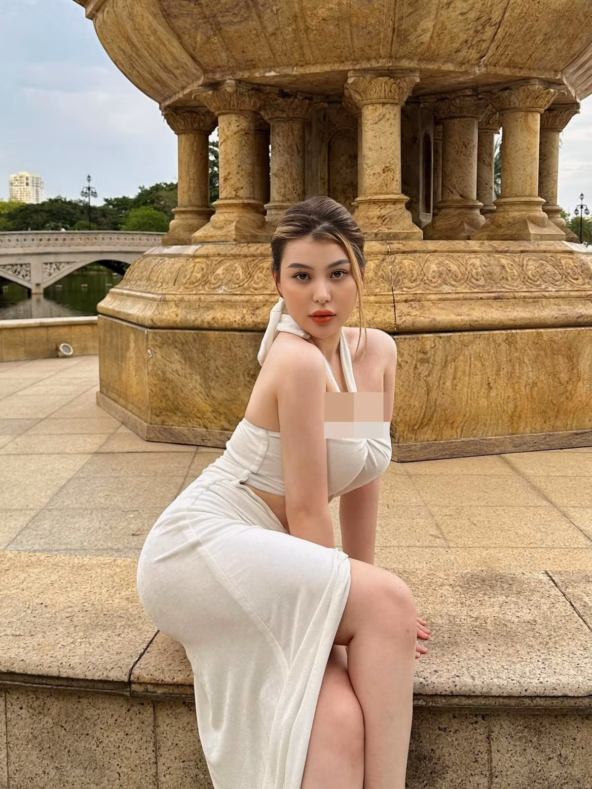 Hậu sinh con cô nàng đã hút mỡ lưng, bắp tay, bụng, cắt da chùng, cấy mông để có cơ thể đẹp hoàn hảo hơn.