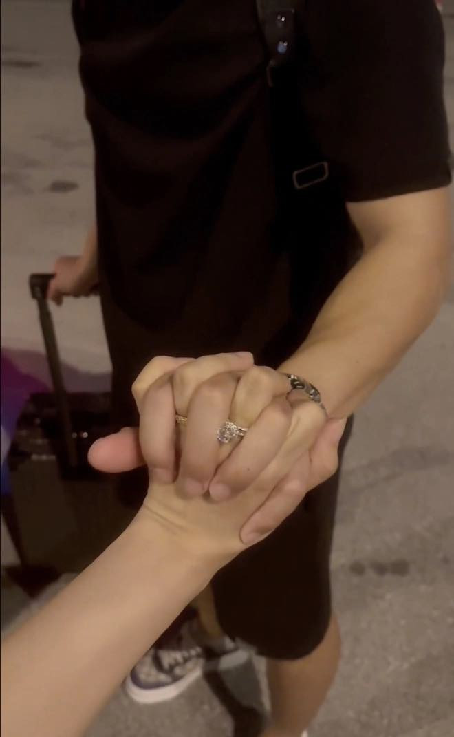 Đây cũng là dịp hiếm hoi vợ của Ngọc Hải khoe đồ xa xỉ lên trang cá nhân. Trước đó, nhân dịp ngày phụ nữ Việt Nam 20/10, trung vệ sinh năm 1993 cũng mua tặng vợ một chiếc túi hiệu có giá trị hàng chục triệu đồng.