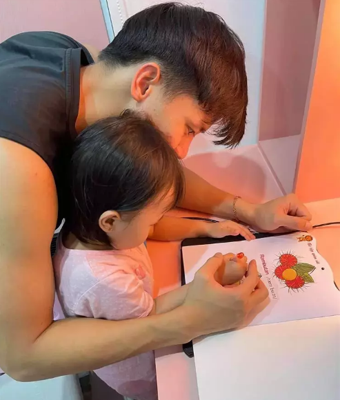 Ngoài dành tặng bà xã những món quà trong các dịp lễ lớn nhỏ, khi không phải thi đấu Quế Ngọc Hải phụ vợ chăm con, làm các công việc nhà. Ảnh: Tổng hợp