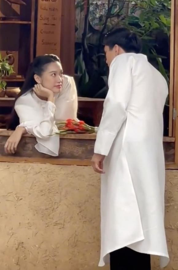 Mới đây nhất, người qua đường còn chia sẻ những khoảnh khắc hậu trường khi Đoàn Văn Hậu và Doãn Hải My chụp ảnh cưới.