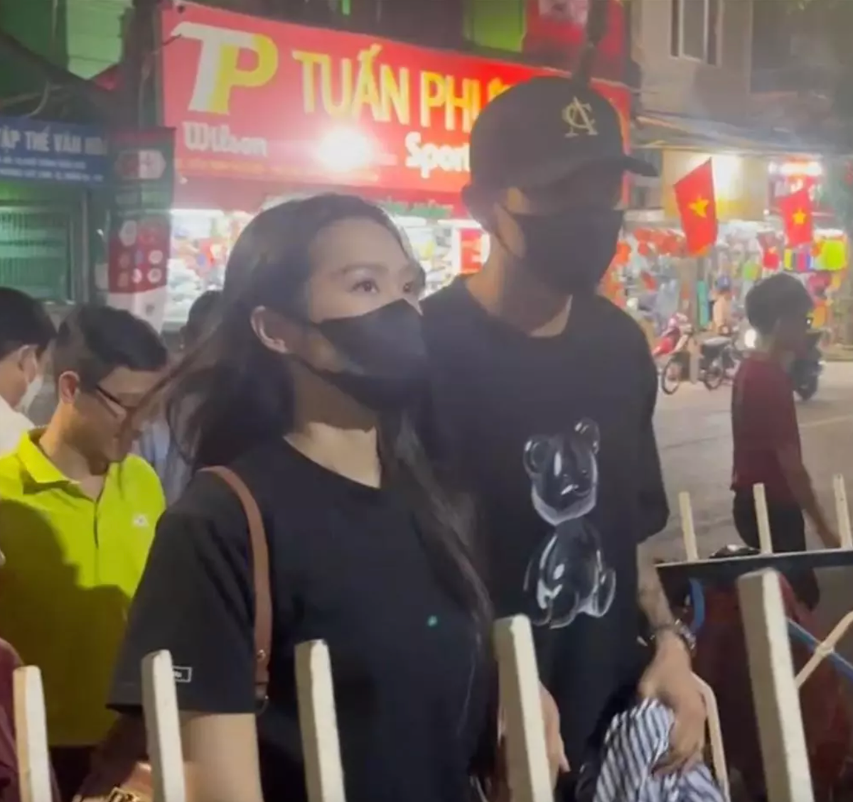 Khi đi qua cửa soát vé, Văn Hậu trao đổi nhanh với nhân viên an ninh, cả anh và Hải My đều không cần trình vé vẫn có thể vào sân.