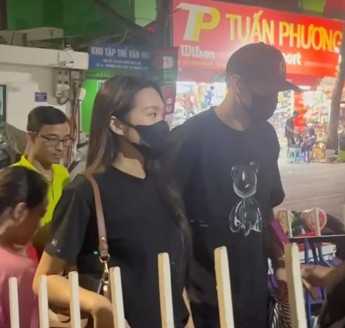 Khoảnh khắc cặp đôi lộ diện trước thềm đám cưới đã lọt vào tầm ngắm của "team qua đường", hầu hết netizen đều dành lời khen cho nhan sắc tương xứng của họ.