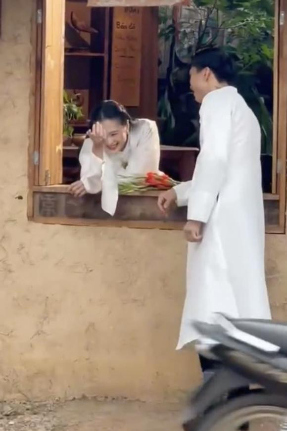 Đoàn Văn Hậu và Doãn Hải My cùng diện áo dài trắng, chụp ảnh theo phong cách cổ xưa.