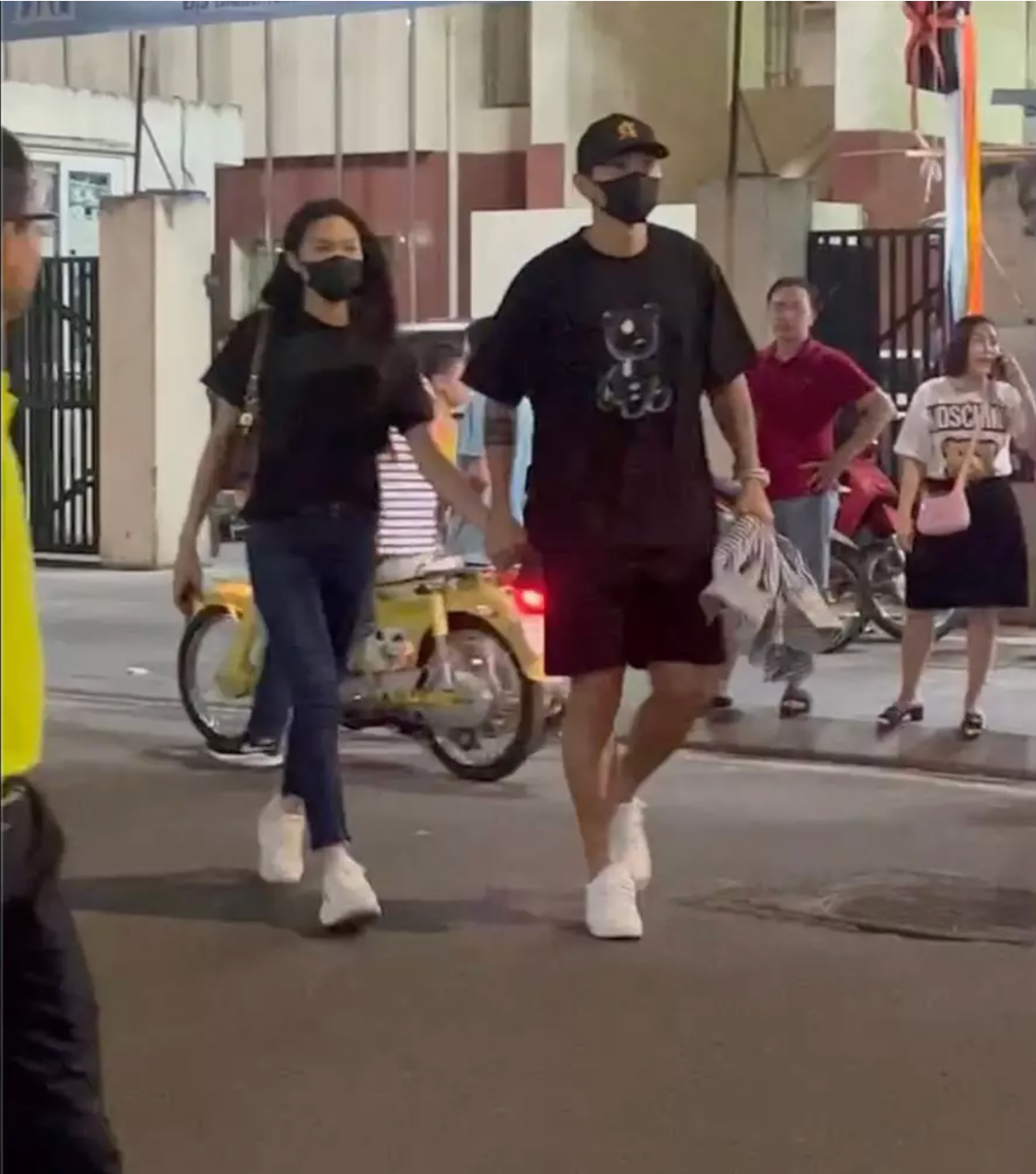 Mới đây, những hình ảnh cặp đôi nắm tay nhau xuất hiện ở SVĐ Hàng Đẫy gây chú ý.