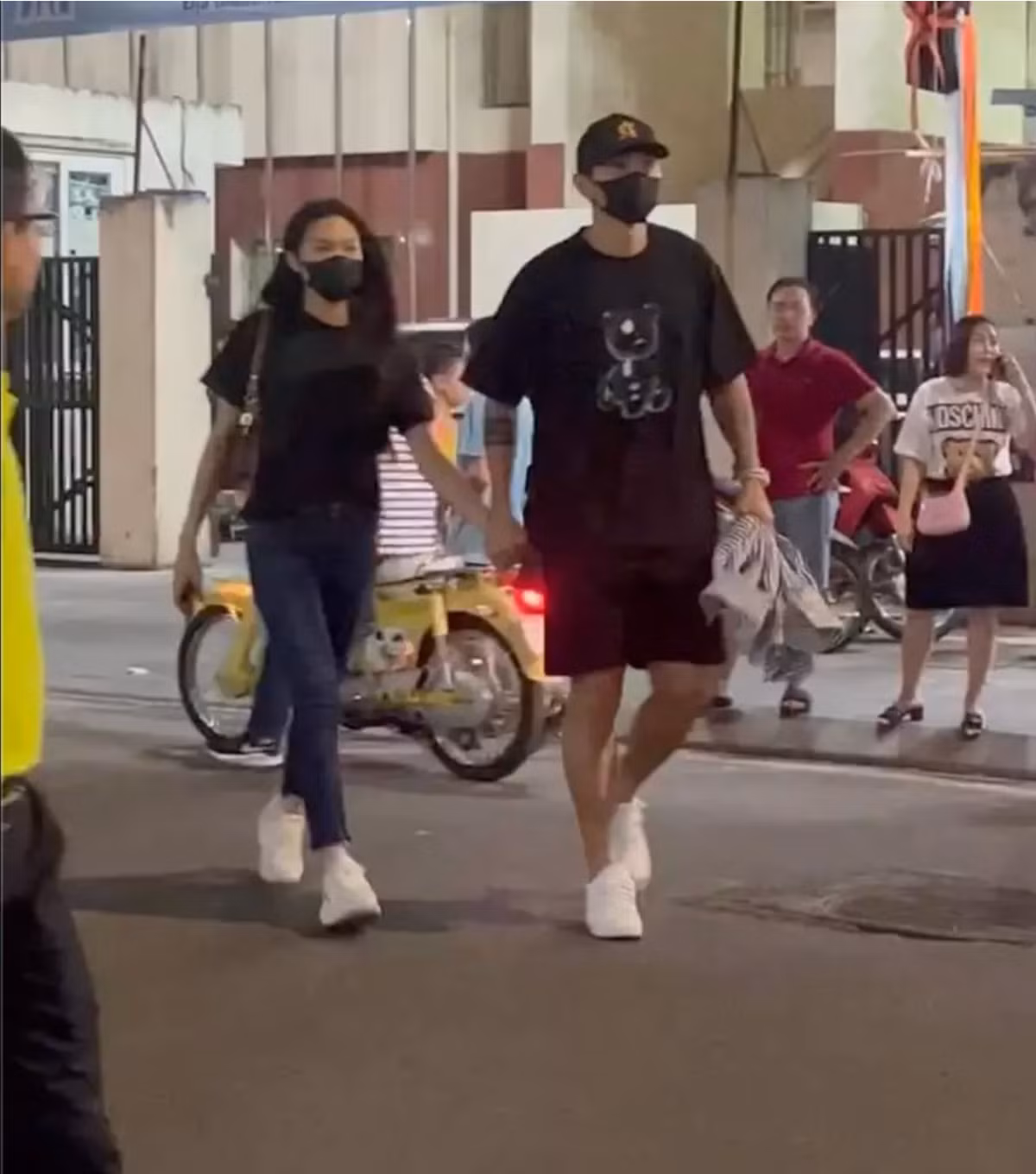 Mới đây, những hình ảnh cặp đôi nắm tay nhau xuất hiện ở SVĐ Hàng Đẫy gây chú ý.