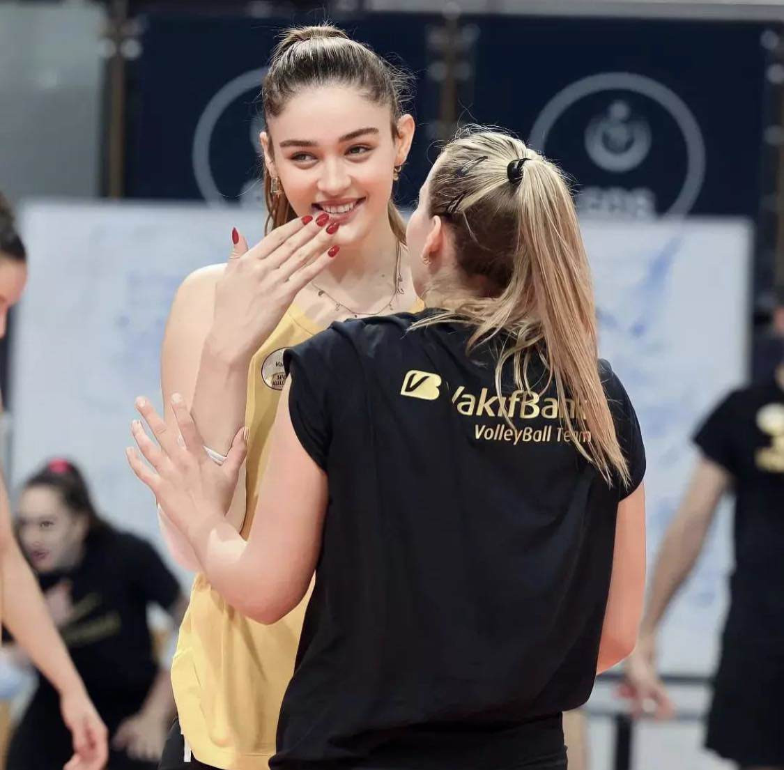 Nữ VĐV bóng chuyền cao tới 1m98, nặng 88 kg cùng gương mặt xinh đẹp, khả ái.