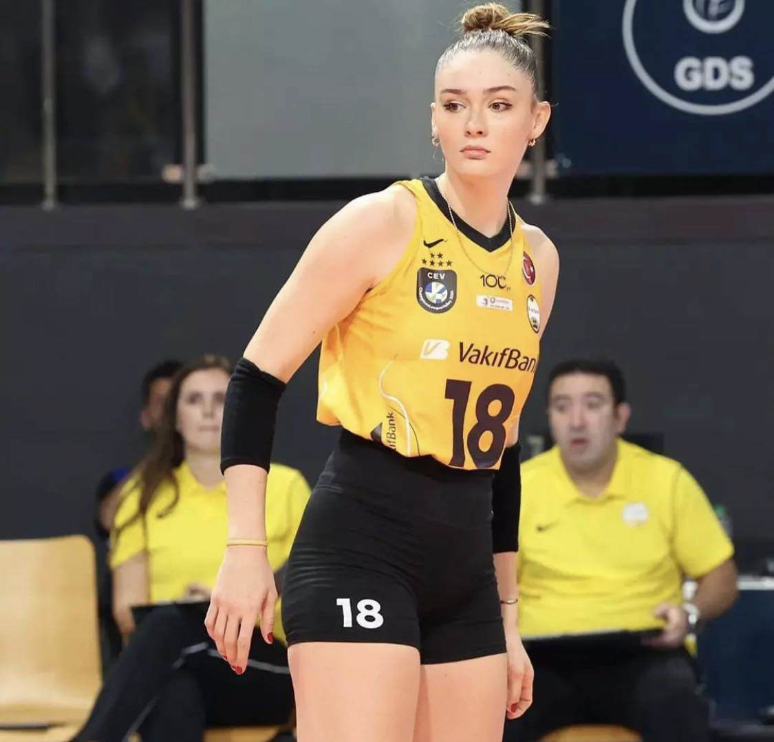 Zehra Gunes sinh năm 1999, ở Thổ Nhĩ Kỳ, hiện tại đang là một trong những "nữ thần" bóng chuyền sở hữu chiều cao tốt nhất của tuyển quốc gia.