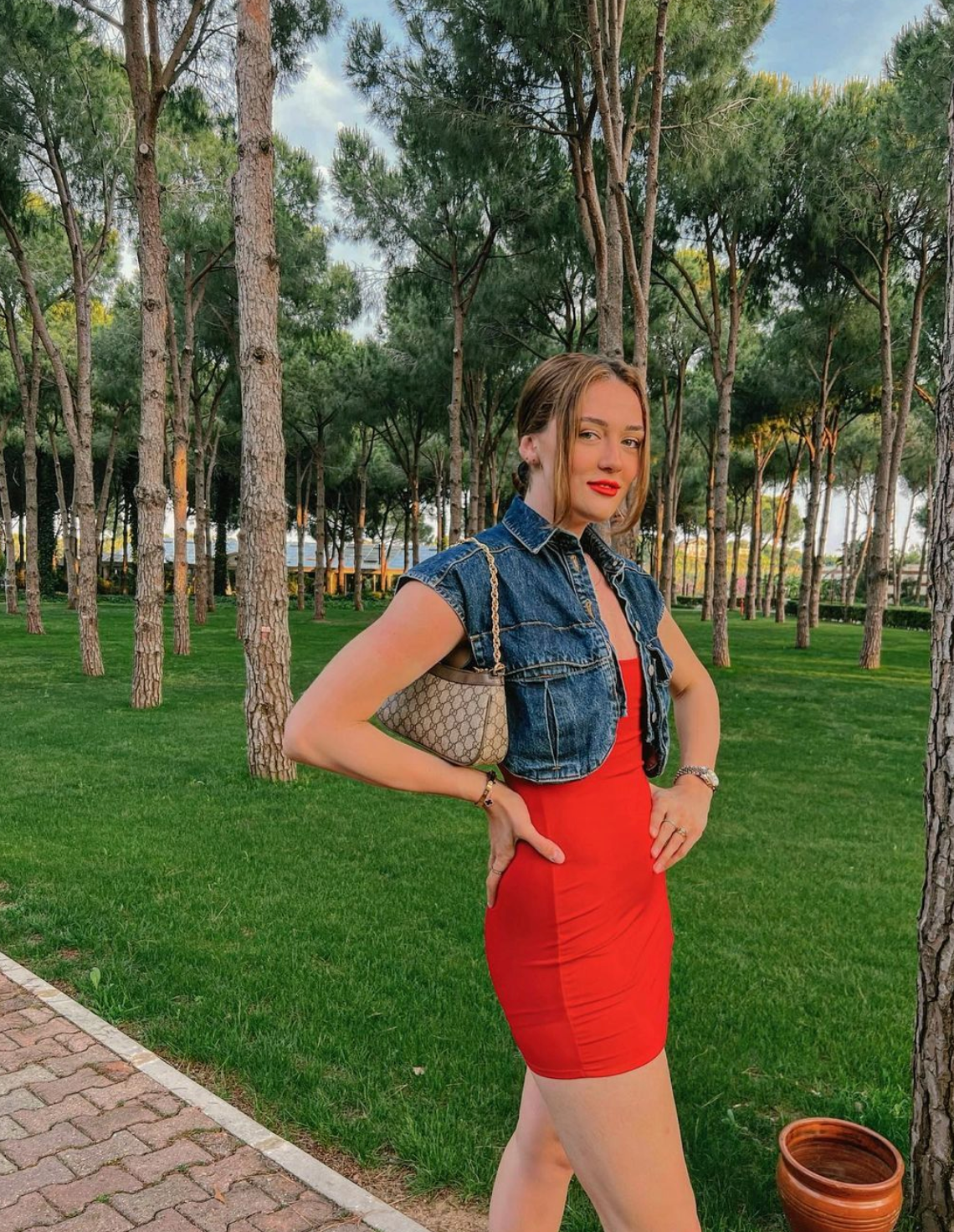 Ngoài đời, Gunes chuộng trang phục có họa tiết đơn giản nhưng vẫn tôn được các nét đẹp cơ thể của mình.