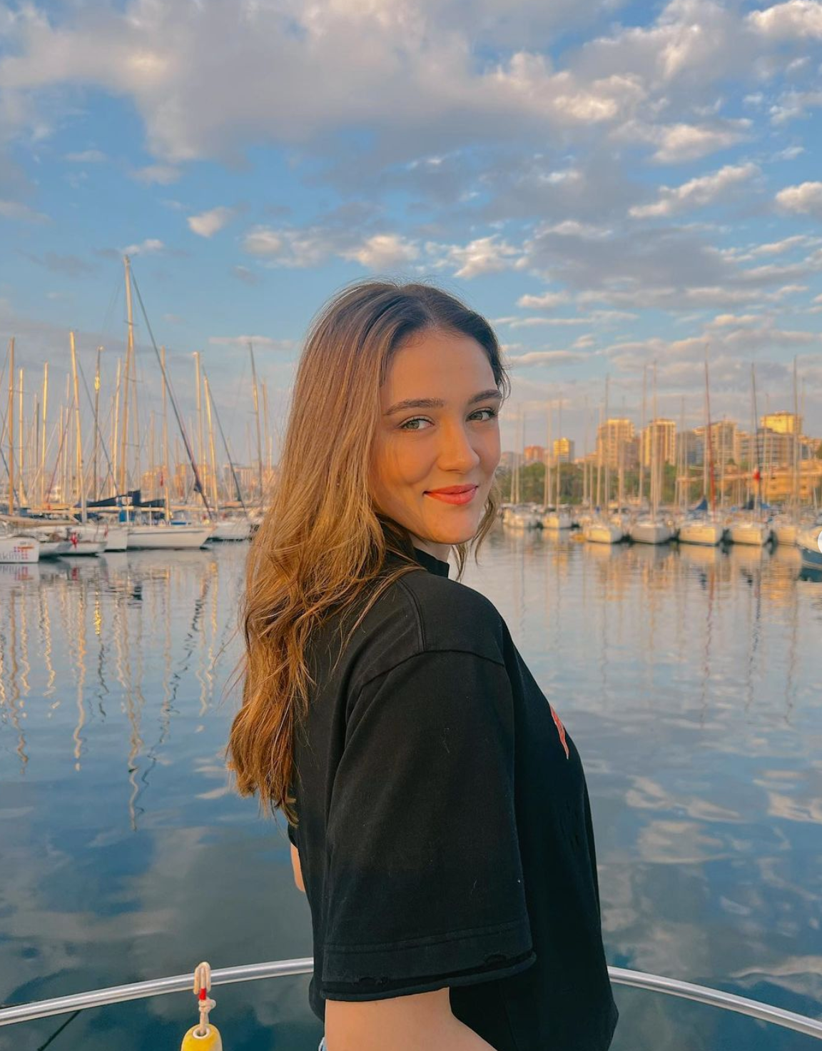 Cô cũng được nhận xét là một trong những nữ vận động viên đẹp nhất Thổ Nhĩ Kỳ.