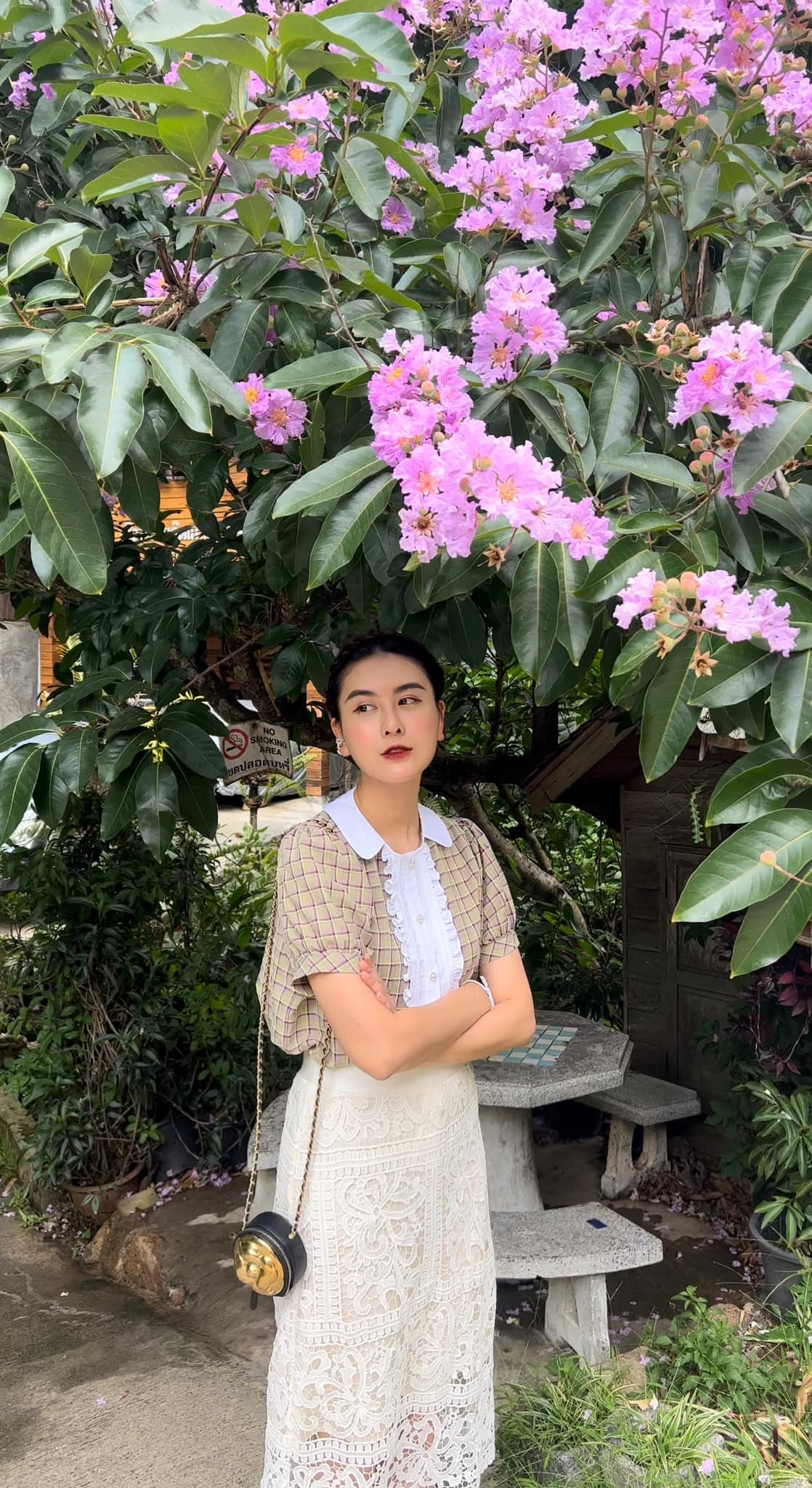 Người đẹp sở hữu bộ sưu tập thời trang xa xỉ. Cô nàng thường xuyên có những chuyến đi du lịch dài ngày ở nước ngoài và luôn sẵn sàng chi số tiền lớn để nghỉ dưỡng tại địa điểm cao cấp. Ảnh: FBNV