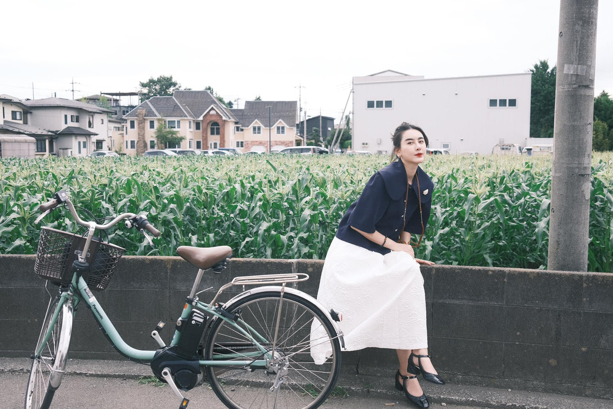 Trước đây, cùng với Mi Vân, Vân Navy, Hoàng Thuỳ Linh, Chi Pu,… Hà Lade (tên thật Bùi Thanh Hà, SN 1994) là một trong những hot girl nổi bật nhất ở Hà Nội.