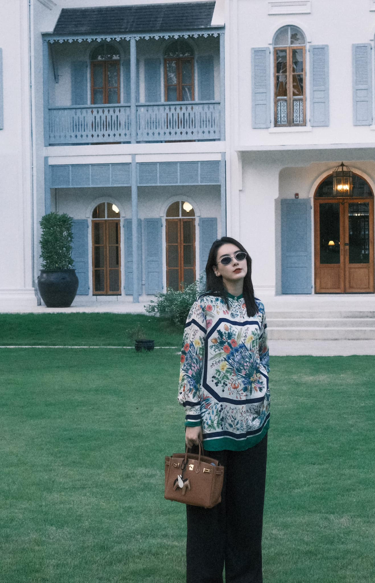 Hiện tại, nhan sắc của Hà Lade đã ổn định và được nhận xét là ngày càng đằm thắm, mặn mà.