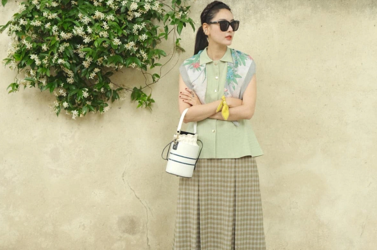 Cô từng trở thành đề tài bàn tán nhan sắc khi nhiều lần để lộ gương mặt khác lạ mỗi khi xuất hiện.