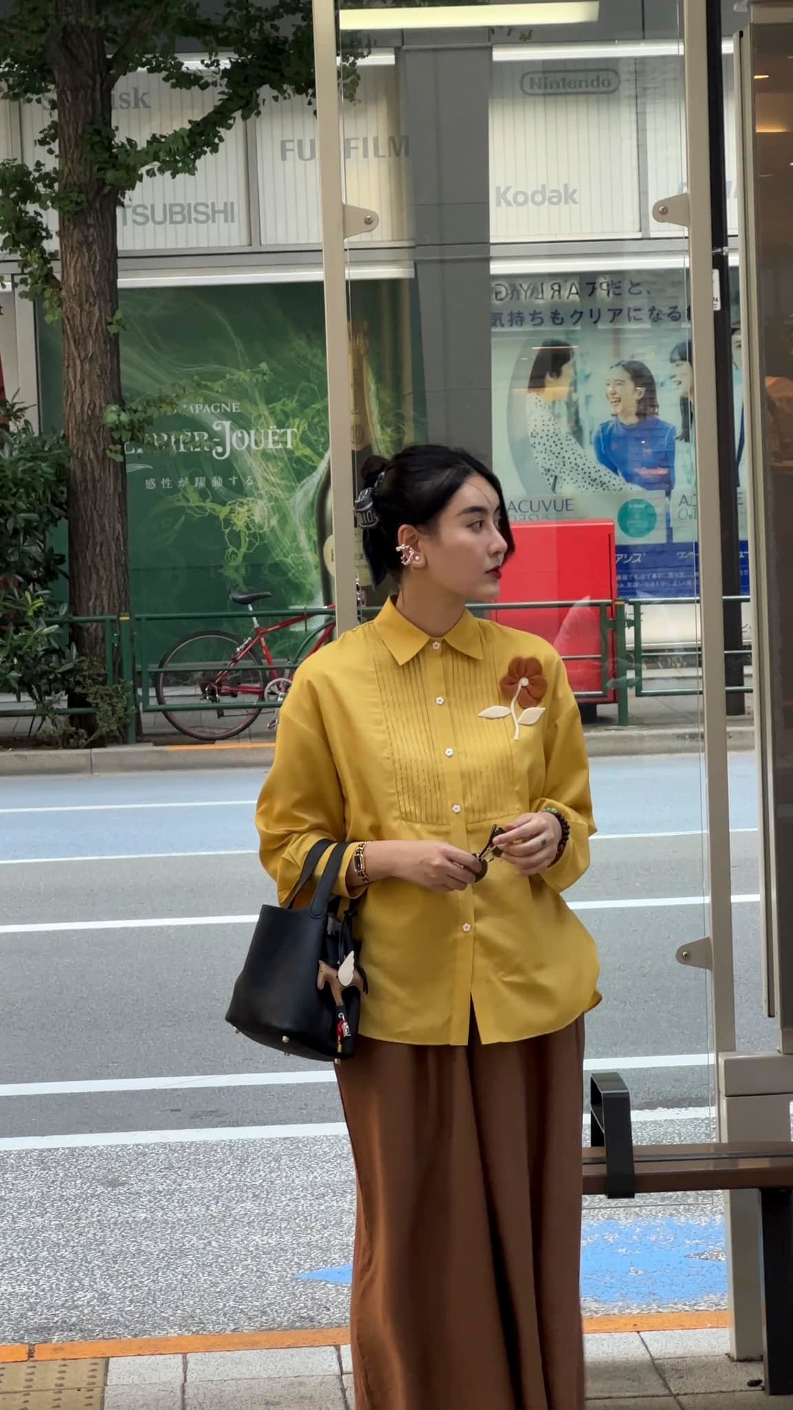 Hot girl Hà Lade được biết đến là hot girl mạng, người mẫu ảnh nổi tiếng một thời. Ngoài ra, cô nàng từng xuất sắc giành danh hiệu Á hoàng 1 tại cuộc thi "Nữ hoàng Trang sức 2017".