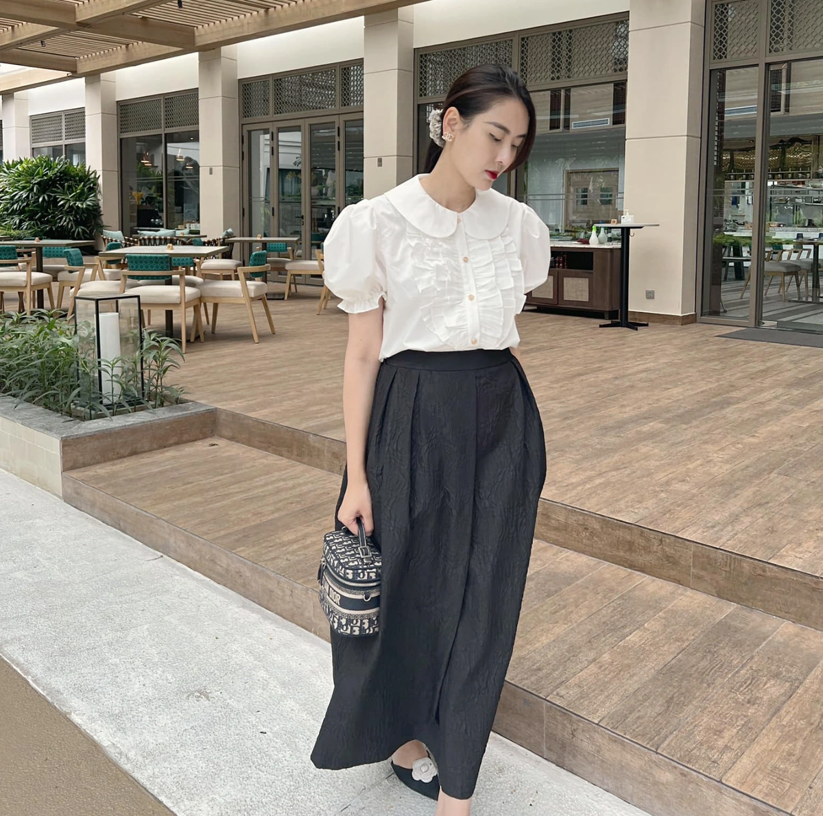 Đầu năm nay, người đẹp sinh năm 1994 bất ngờ chia sẻ hình ảnh tổ chức hôn lễ tại chùa, danh tính về chú rể vẫn được giấu kín.