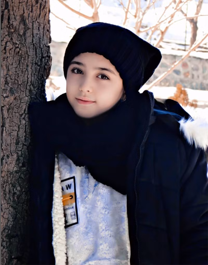 Mahdis còn có một mái tóc vô cùng bồng bềnh mà chị em nào cũng mơ ước.