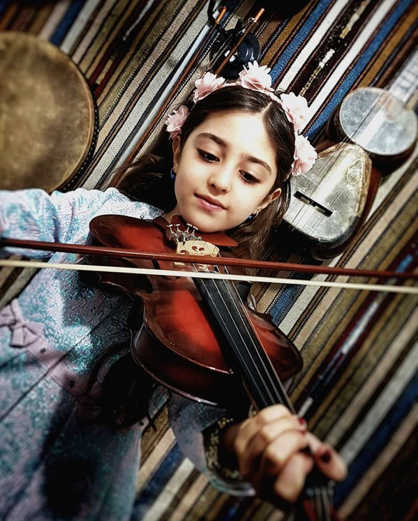 Thay vì sự bầu bĩnh, tròn trịa như lúc nhỏ, gương mặt Mahdis giờ đây đã trở nên thon gọn hơn rất nhiều.