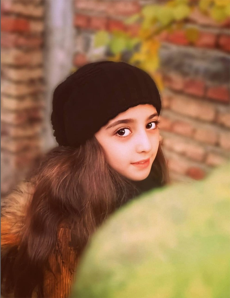 Nhờ sự quan tâm, bảo bọc của bố mẹ, cuộc sống của Mahdis đúng với lứa tuổi, được học đàn và làm những điều mình yêu thích.