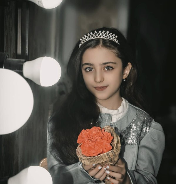 Hiện tại, Mahdis Mohammadi đã là một cô bé 10 tuổi. Đường nét trên gương mặt của cô cũng có nhiều thay đổi.