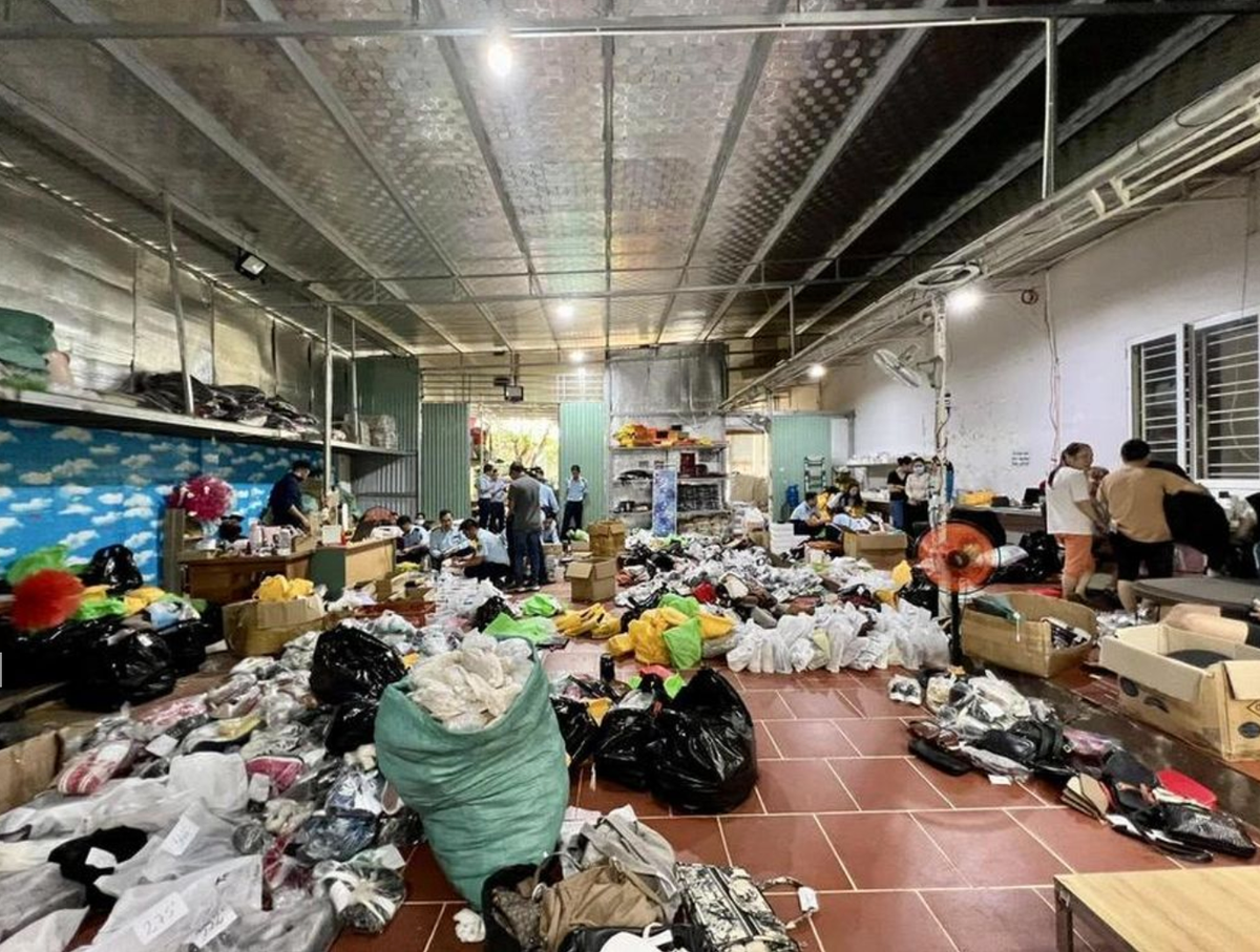 Đang livestream chốt đơn thì bị bắt quả tang bán hàng giả - Hình 4 Dang livestream chot don thi bi bat qua tang ban hang gia-Hinh-4