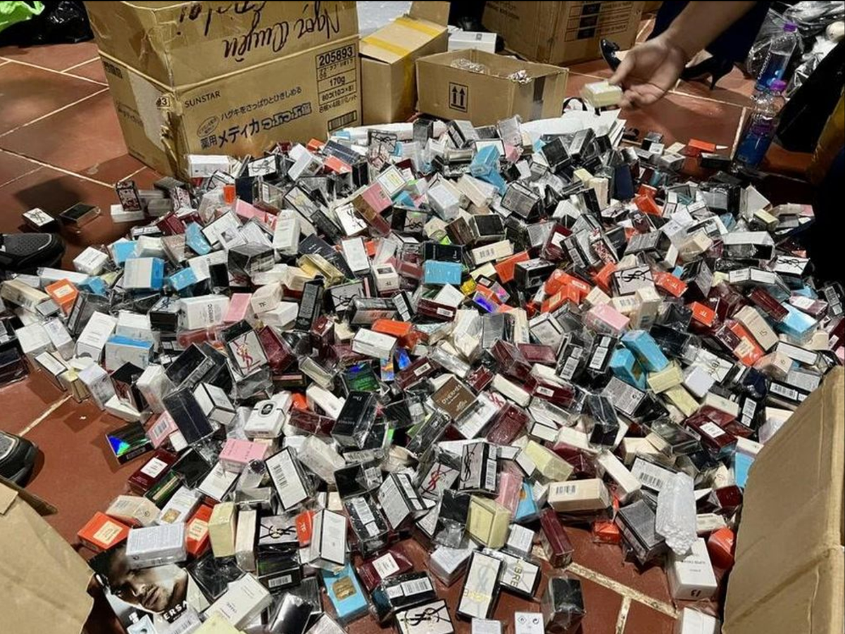 Đang livestream chốt đơn thì bị bắt quả tang bán hàng giả - Hình 2 Dang livestream chot don thi bi bat qua tang ban hang gia-Hinh-2