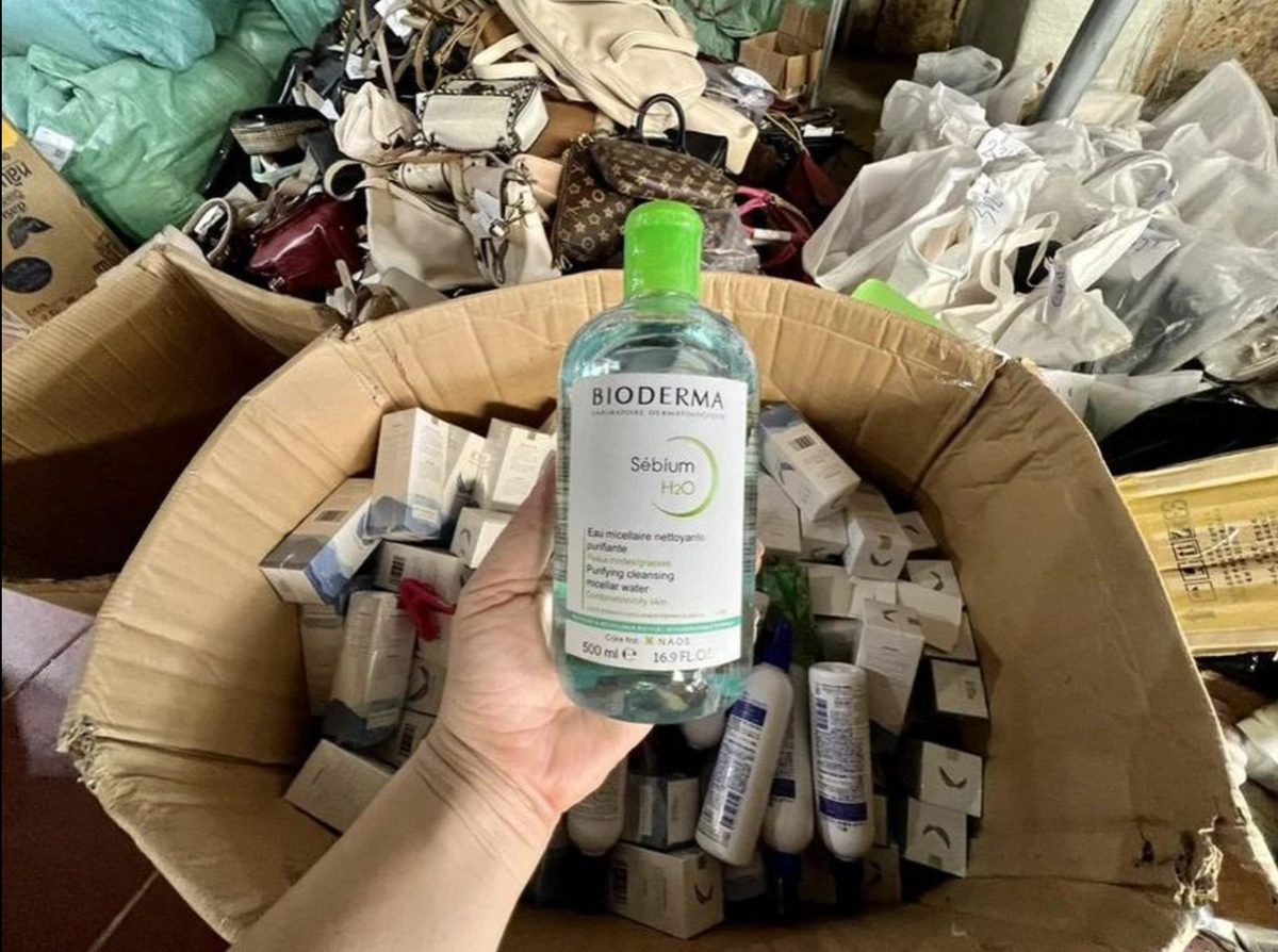 Đang livestream chốt đơn thì bị bắt quả tang bán hàng giả - Hình 3 Dang livestream chot don thi bi bat qua tang ban hang gia-Hinh-3