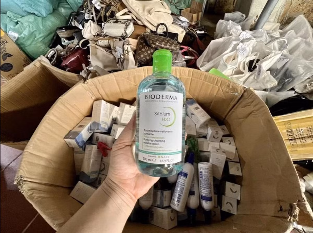 Đang livestream chốt đơn thì bị bắt quả tang bán hàng giả - Hình 3 Dang livestream chot don thi bi bat qua tang ban hang gia-Hinh-3