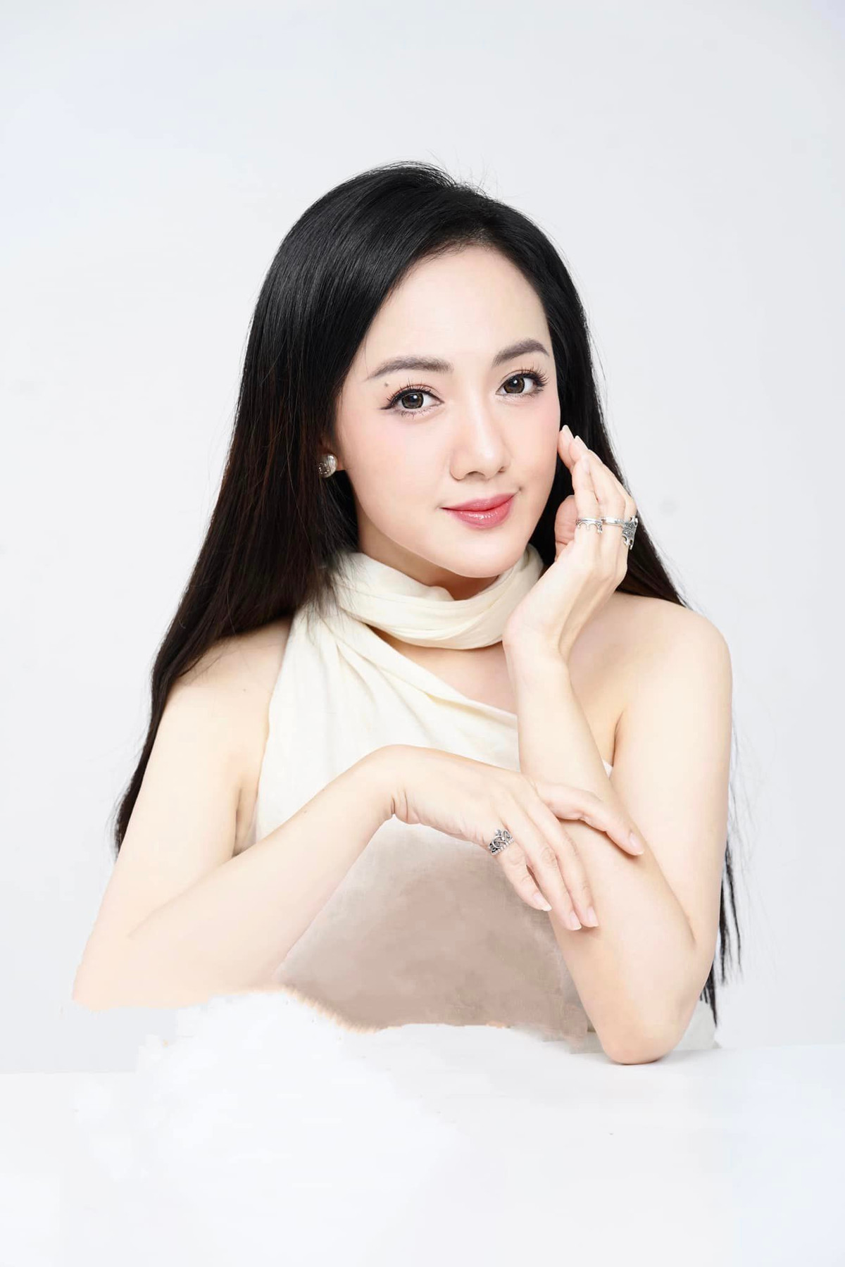 Dù đã 20 năm gắn bó với truyền hình, nữ BTV vẫn gây ấn tượng với nhan sắc trẻ đẹp, mặn mà.