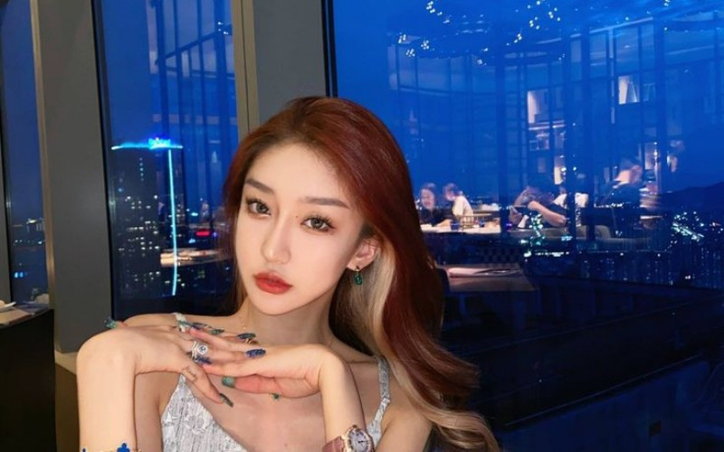 Mỗi khi lên đồ lồng lộn, trông cô chẳng khác nào một nàng công chúa Disney thứ thiệt.