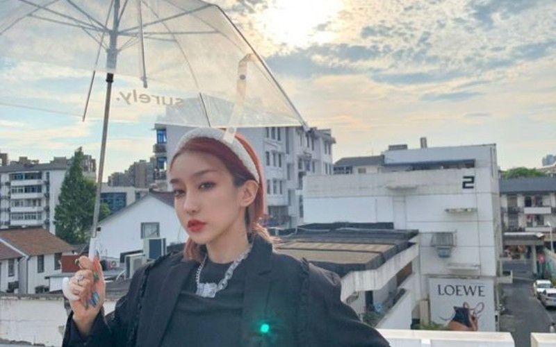 Trước những lời bình luận ác ý từ anti-fan, cô không những chẳng hề trốn tránh mà ngay lập tức đáp trả bằng những lời lẽ vô cùng sắc bén, đanh thép, thậm chí đôi khi còn chọc tức anti-fan.