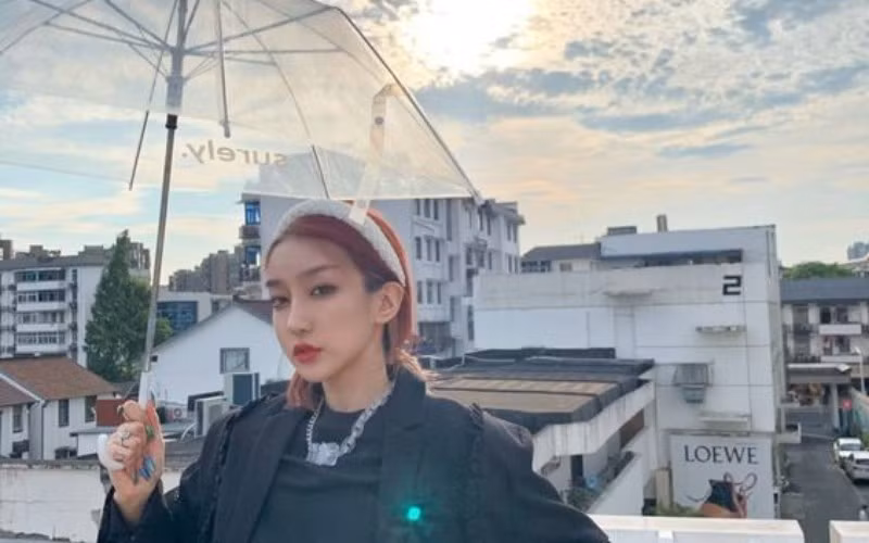 Trước những lời bình luận ác ý từ anti-fan, cô không những chẳng hề trốn tránh mà ngay lập tức đáp trả bằng những lời lẽ vô cùng sắc bén, đanh thép, thậm chí đôi khi còn chọc tức anti-fan.