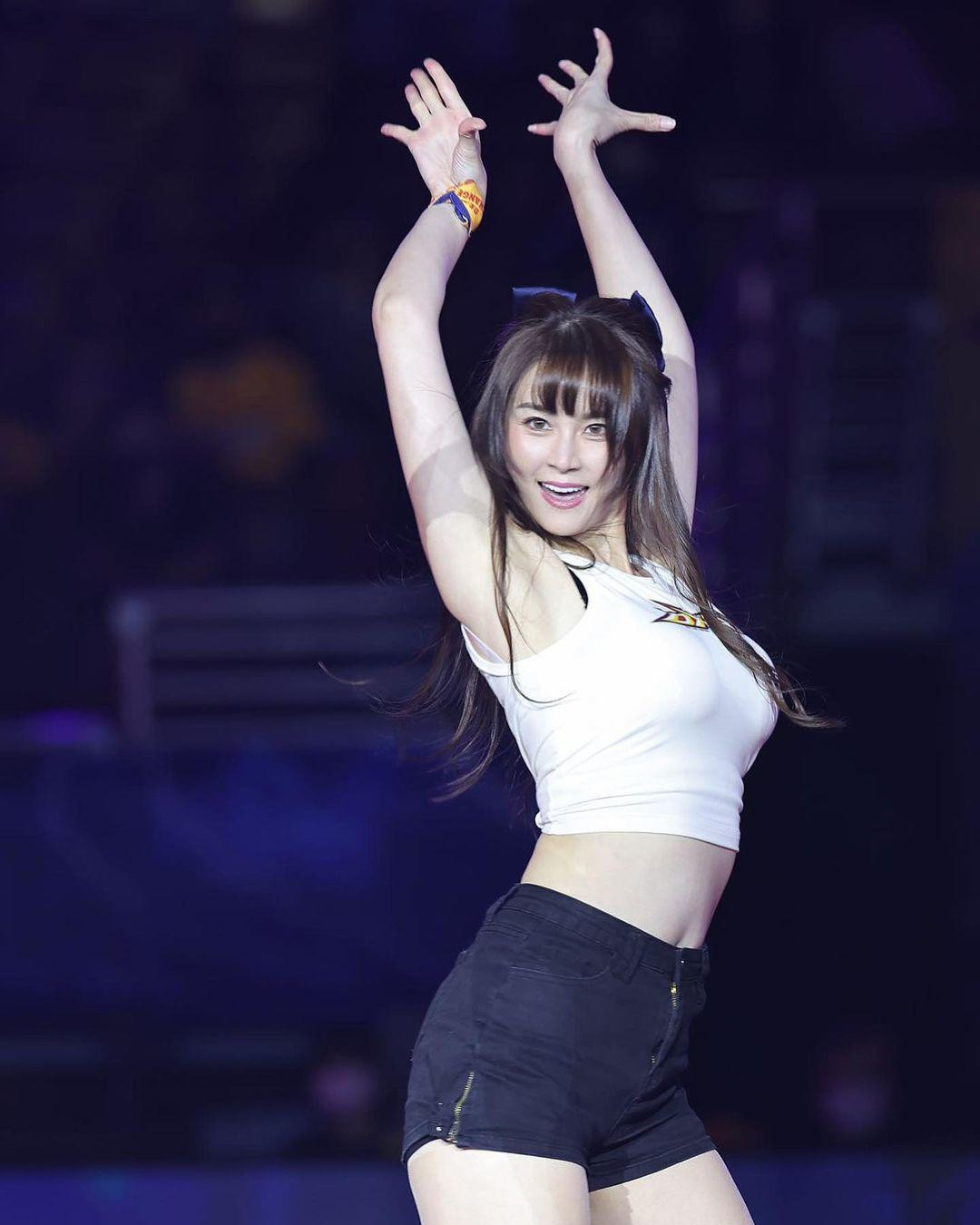 Người đẹp hiện đang hoạt động với vai trò người mẫu, hoạt náo viên ở xứ tỷ dân.