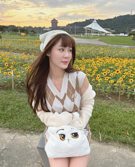 Từ khi vào đội cổ vũ, sự nổi tiếng của cô nàng cũng tăng vọt, độ phủ sóng trên MXH được lan rộng.