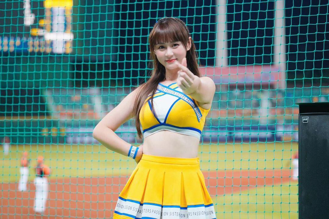 Từ năm 2021 đến nay, cô trở thành thành viên nhóm "Passion Sisters" cổ vũ cho đội bóng rổ chuyên nghiệp tên New Taipei CITIC.