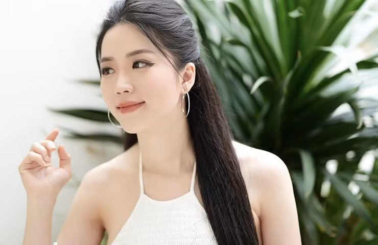 Cô từng đăng quang ngôi vị hoa khôi của cuộc thi Nữ sinh Việt Nam vào năm 22 tuổi.