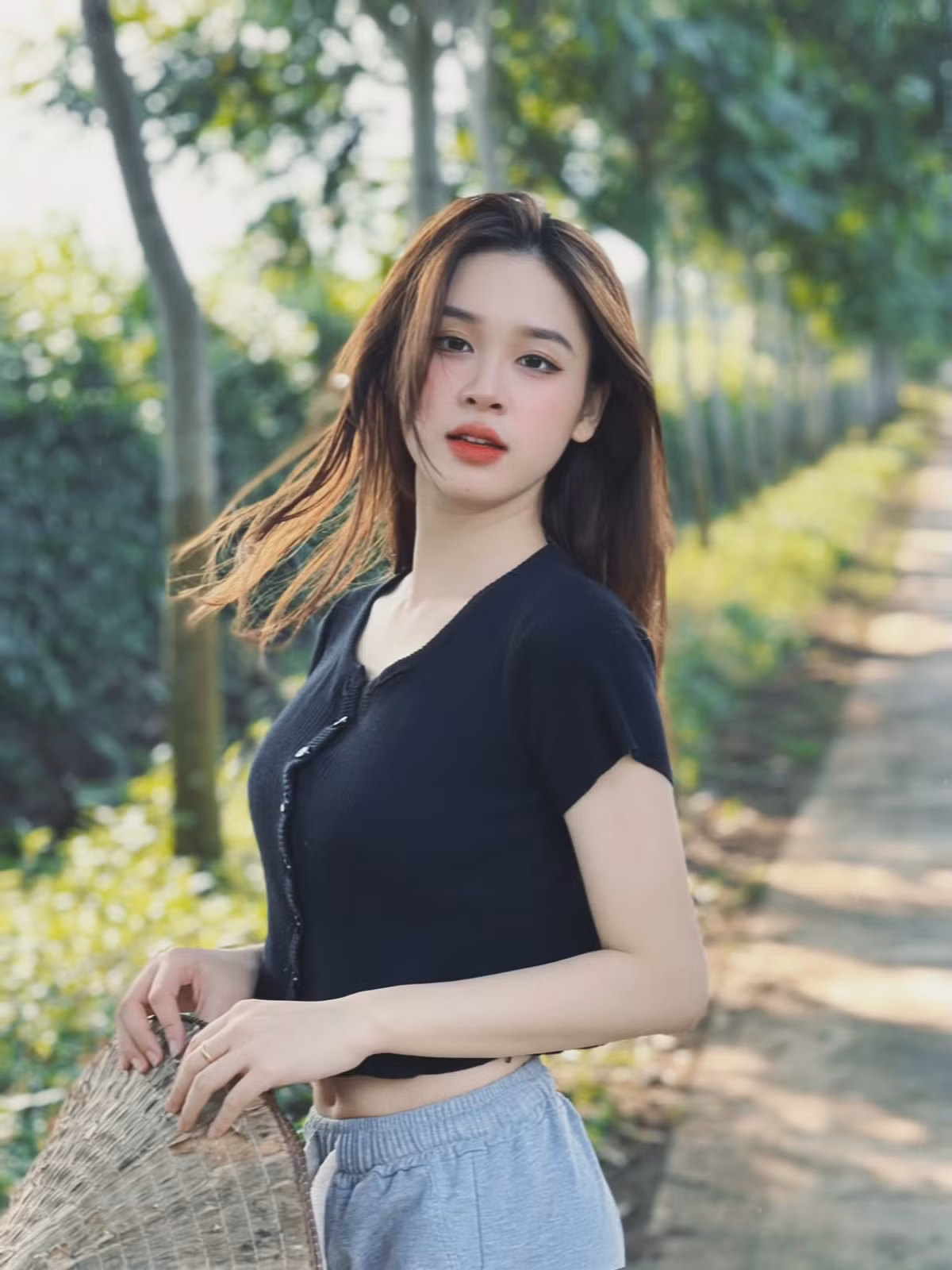 Khi rời sóng truyền hình, cô nàng tự tin diện những thiết kế mỏng manh, ôm sát body hoặc cắt xẻ.