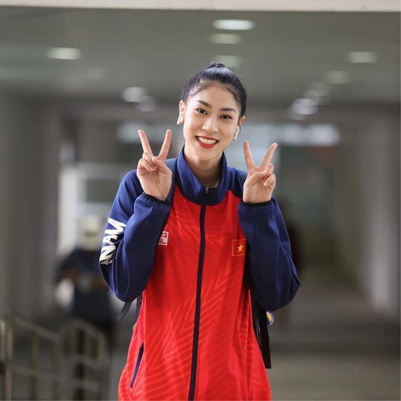 Tiếp nối đàn chị Phạm Kim Huệ, nữ VĐV bóng chuyền Hoàng Thị Kiều Trinh cũng "đốn tim" bởi nhan sắc xinh đẹp, kỹ năng chơi bóng tốt.