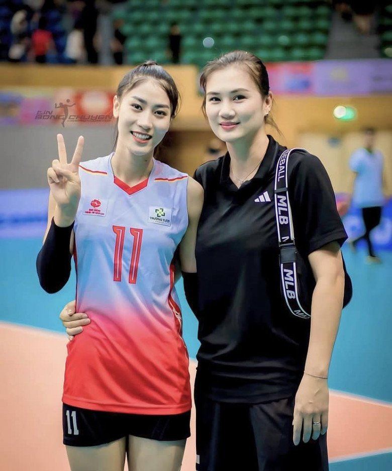 Mới đây, khoảnh khắc 2 thế hệ Hoa khôi bóng chuyền VTV Cup là Kim Huệ và Kiều Trinh cùng hội tụ khiến không ít người bối rối vì khó phân bua ai là người đẹp hơn.
