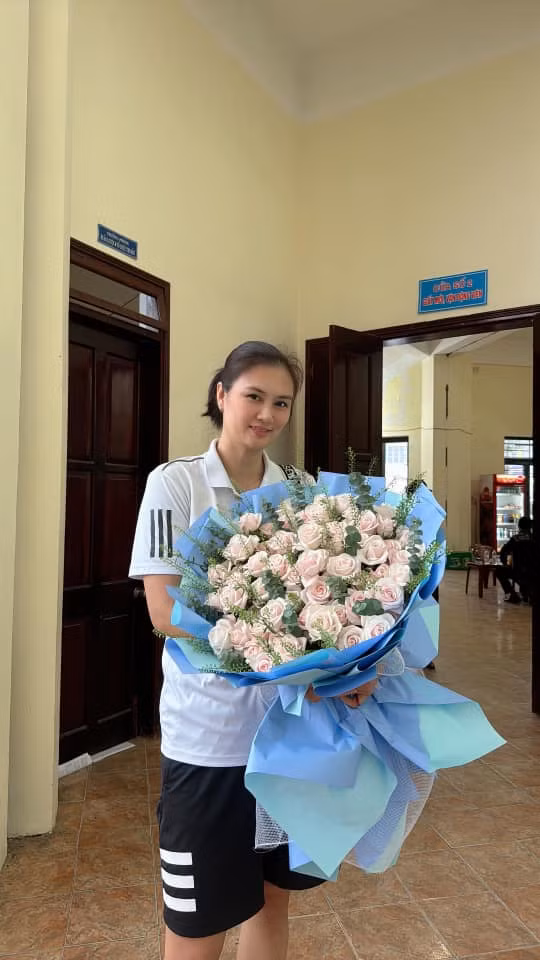 Hoa khôi bóng chuyền VTV Cup 2004 Phạm Thị Kim Huệ và Hoa khôi bóng chuyền VTV Cup 2023 Hoàng Thị Kiều Trinh cùng chụp ảnh, nhanh chóng làm cư dân mạng bàn luận rôm rả về nhan sắc của họ.