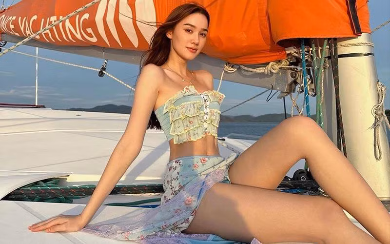 Phong cách thời trang của Diana thiên về style nữ tính, sang chảnh, khá giống với hình ảnh tiểu thư tài phiệt người ta vẫn thường xây dựng trên phim ảnh.