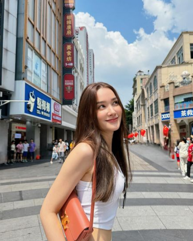 Cô nàng có hơn 2.4 triệu người theo dõi và hâm mộ luôn quan tâm đến những hoạt động từng ngày.