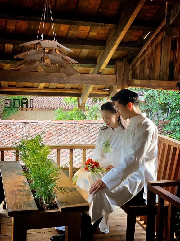 Vợ sắp cưới Đoàn Văn Hậu trở nên thuỳ mị, ngọt ngào khi diện áo dài, búi tóc thấp phía sau rồi cài thêm một chiếc trâm nhẹ nhàng như những người phụ nữ cốt cách thời xưa.