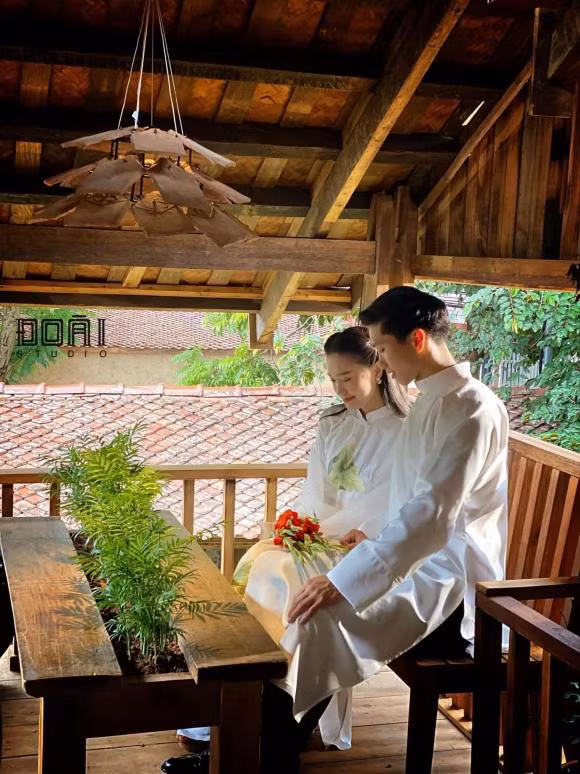 Vợ sắp cưới Đoàn Văn Hậu trở nên thuỳ mị, ngọt ngào khi diện áo dài, búi tóc thấp phía sau rồi cài thêm một chiếc trâm nhẹ nhàng như những người phụ nữ cốt cách thời xưa.