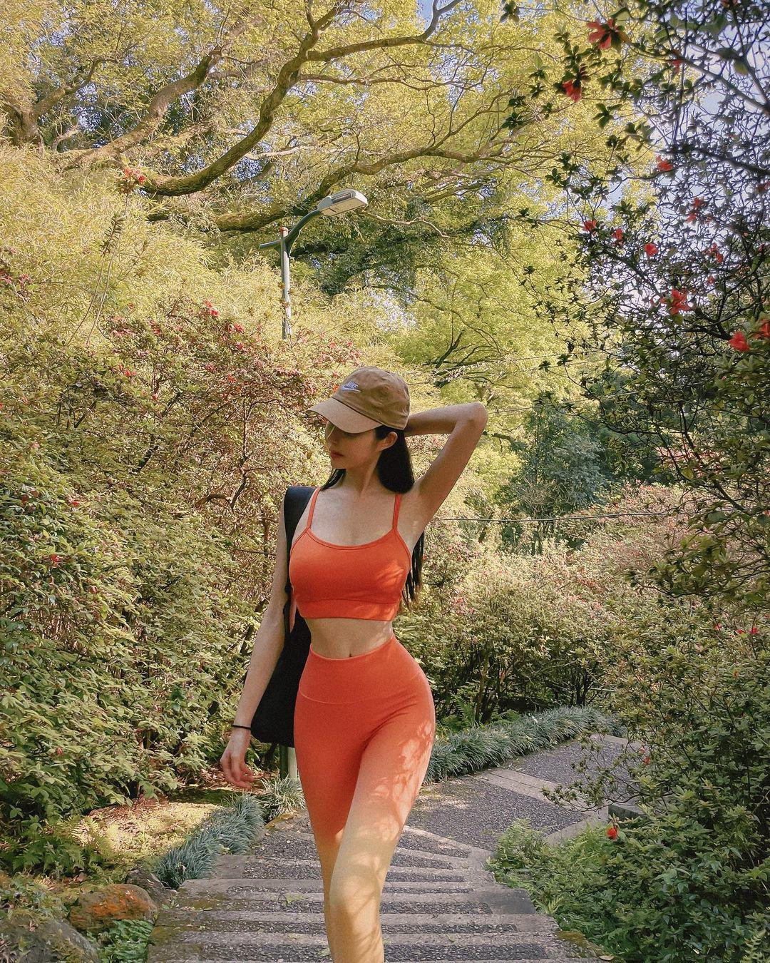 Nhiều người nhận xét, dù thường xuyên diện đồ tập kín cổng cao tường nhưng vì có thân hình chữ S đẹp hoàn mỹ nên hot girl này vẫn trông rất nổi bật.